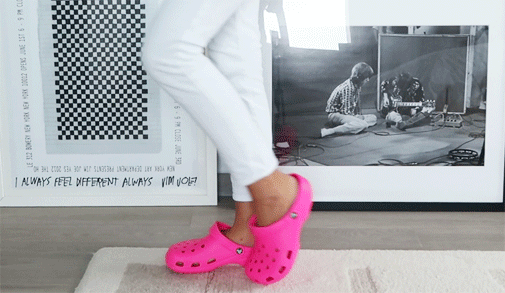 outfits with pink crocs